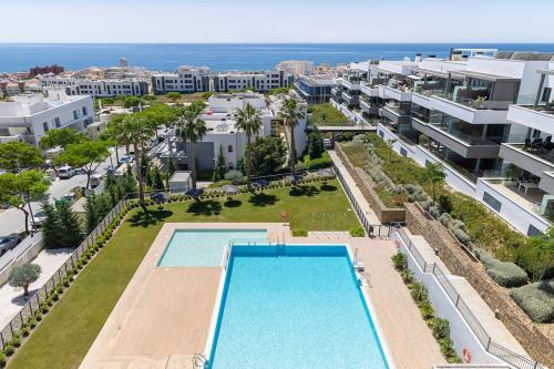 Luxury Penthouse with Jacuzzi, Sea View and Gym