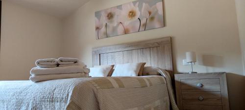 a bedroom with a bed with two towels on it at Casa Ombrieta in Beceite