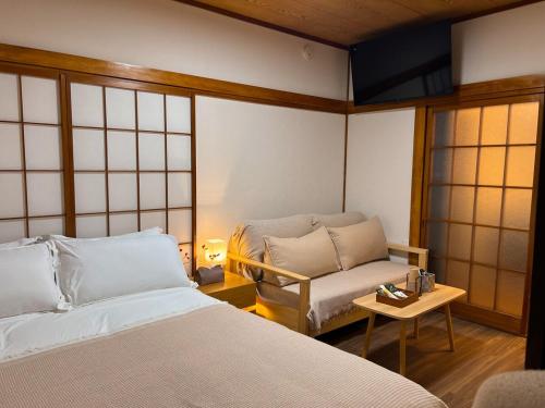 Direct train to Ikebukuro 2 min, Shinjuku 8 min, Shibuya 13 min, Entire house for 10 guests, 4 separate toilets, 3 bathrooms, Japanese garden, Licensed hotel