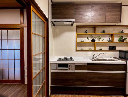 Direct train to Ikebukuro 2 min, Shinjuku 8 min, Shibuya 13 min, Entire house for 10 guests, 4 separate toilets, 3 bathrooms, Japanese garden, Licensed hotel