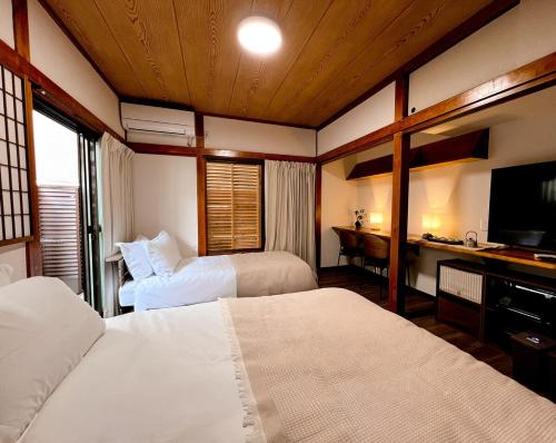 Direct train to Ikebukuro 2 min, Shinjuku 8 min, Shibuya 13 min, Entire house for 10 guests, 4 separate toilets, 3 bathrooms, Japanese garden, Licensed hotel