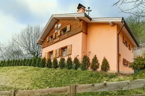 a house on a hill with a fence at Chalet & SPA Privata - Baita al Frassino, Ospitar in Vignola