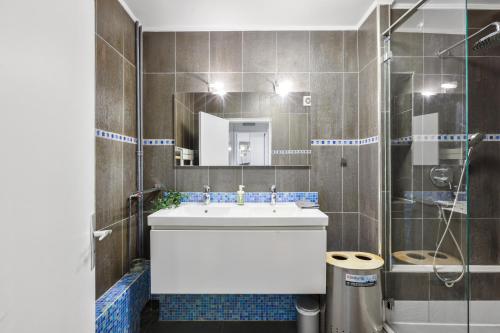 Spacious 2-Bedroom Apartment with Balcony in Paris