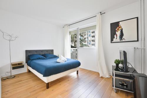 Spacious 2-Bedroom Apartment with Balcony in Paris