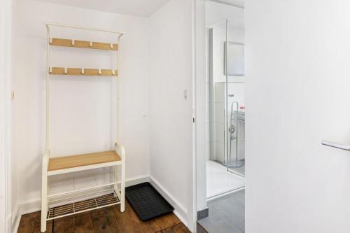 a bathroom with a shower and a walk in closet at Ferienwohnung im ehem Rittergut in Wurzbach