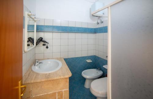 a bathroom with a sink and a toilet at Felline centro storico in Felline