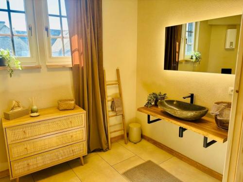 a bathroom with a sink and a mirror at Gude Zeit Ferienhaus in Mörsdorf