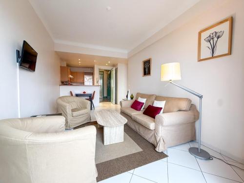 Cannes - Croisette - Direct facing Palais des Festivales - ID709 Square9