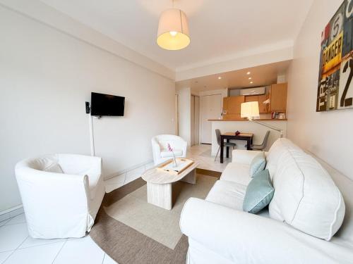 Cannes - Croisette - Direct facing Palais des Festivales - ID709 Square9