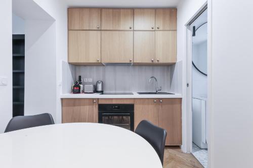 4-Star Air-Conditioned Apartment for 4, 10 min from Champs-Élysées