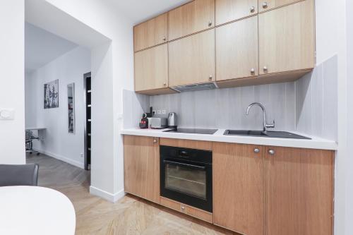 4-Star Air-Conditioned Apartment for 4, 10 min from Champs-Élysées