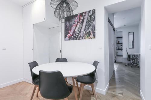 4-Star Air-Conditioned Apartment for 4, 10 min from Champs-Élysées