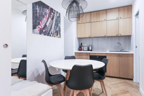 4-Star Air-Conditioned Apartment for 4, 10 min from Champs-Élysées
