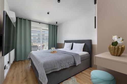 Stylowy Apartament z Parkingiem i Basenem Blisko Plaży by Renters Prestige