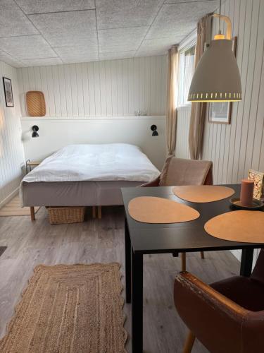a room with a bed and a table and a bed sidx sidx sidx at Bolding Apartments in Billund
