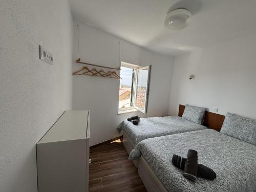 a small room with two beds and a desk at Casa da Boa Vista in Bordeira