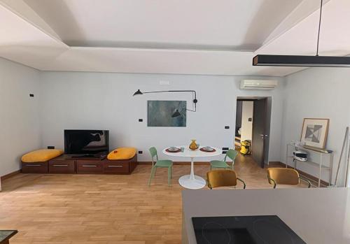 Casa Pontano-Elegant Apartment with Private Parking and Courtyard, near Metro, Funicular, and Seafront