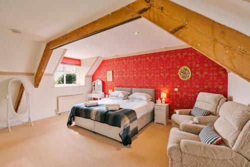 a bedroom with a bed and a red wall at Finest Retreats - Wallingbrook Lodge in Chulmleigh