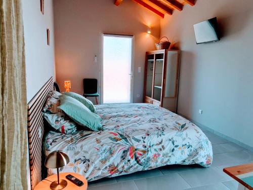 a bedroom with a bed in a room at Chambre indépendante, sdb privée in Saulcet