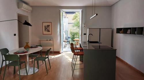 Casa Pontano-Elegant Apartment with Private Parking and Courtyard, near Metro, Funicular, and Seafront
