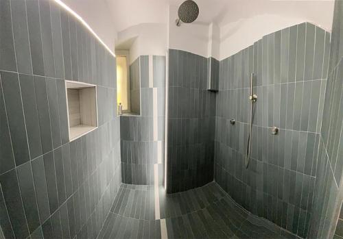 Casa Pontano-Elegant Apartment with Private Parking and Courtyard, near Metro, Funicular, and Seafront