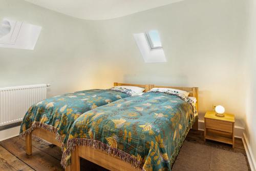 a bedroom with a bed with a colorful blanket at Ferienwohnung im ehem Rittergut in Wurzbach