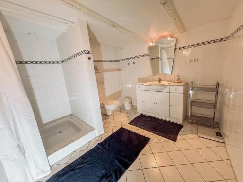 a bathroom with a tub and a toilet and a sink at Drei Linden Rosenwall in Wolfenbüttel
