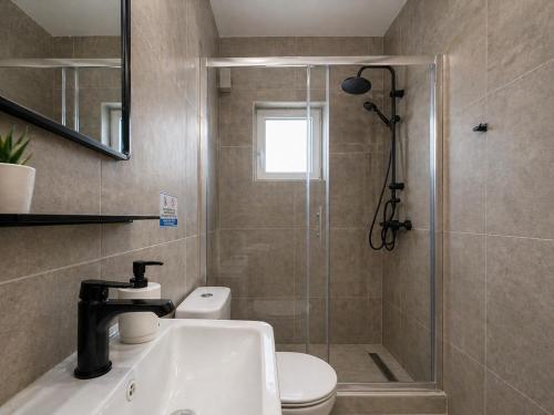 Stylish Apartment, Steps from the Beach - El Greco Apartments No 10