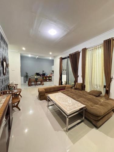 a living room with a couch and a table at Villa FiFa in Blimbing