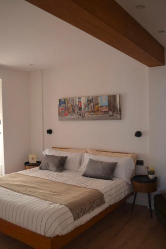 a bedroom with a large bed in a room at OE concept in Guernica y Luno