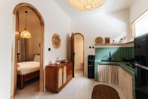 a room with a bathroom with a bed and a sink at Villa Allegra in Mantaak