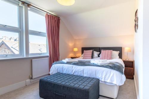 a bedroom with a bed and a large window at 1 Bed in Mortehoe oc-barri in Mortehoe