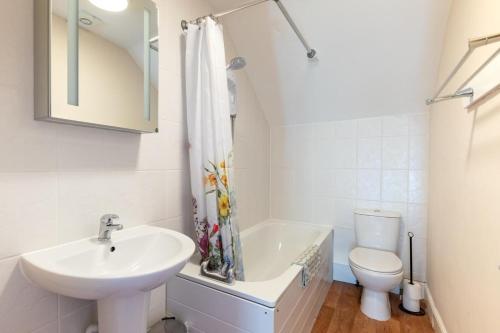 a white bathroom with a sink and a toilet at 1 Bed in Mortehoe oc-barri in Mortehoe