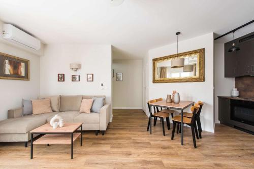 2-Bedroom with terrace & parking-Krowoderska 52