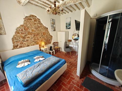 a bedroom with a bed and a desk in a room at Nostra Torre in Filettole