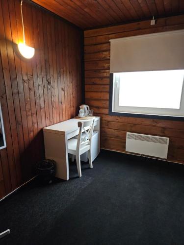 a room with a white desk and a window at Nõva Külalistemaja in Nõva