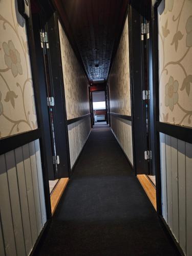 a hallway leading into a room with doors open at Nõva Külalistemaja in Nõva