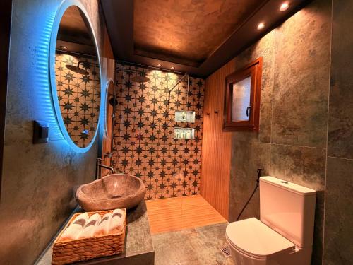 a bathroom with a toilet and a sink at DG kores in Metsovo