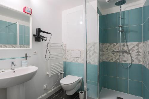 a bathroom with a toilet and a sink and a shower at Gite des Hauts Grève - Penty in Saint-Michel-en-Grève