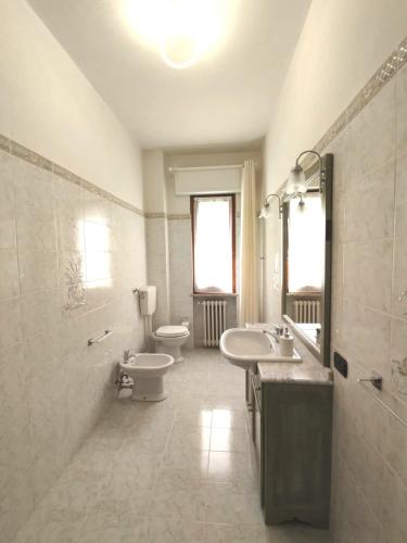 a large bathroom with two sinks and two toilets at Casa Spartaco in Certaldo