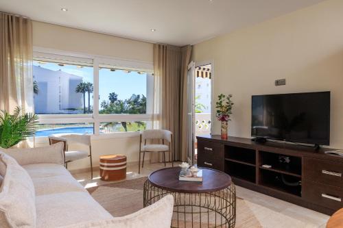 MARBELLA BANUS SUITES - Banús Playa Rocio, Brand New, Direct Access to the Beach, Terrace Direct Views of the Garden & Pool, 3-min Walk to Puerto Banús , Super Bright