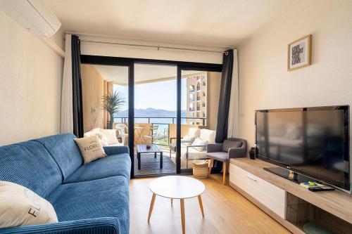 L'AZUR avec terrasse vue mer et Esterel, piscine près des plages