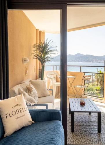 L'AZUR avec terrasse vue mer et Esterel, piscine près des plages
