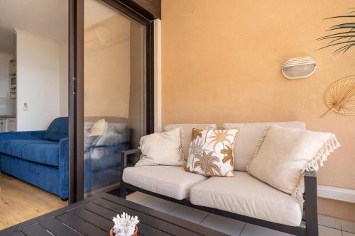 L'AZUR avec terrasse vue mer et Esterel, piscine près des plages