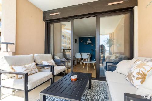 L'AZUR avec terrasse vue mer et Esterel, piscine près des plages
