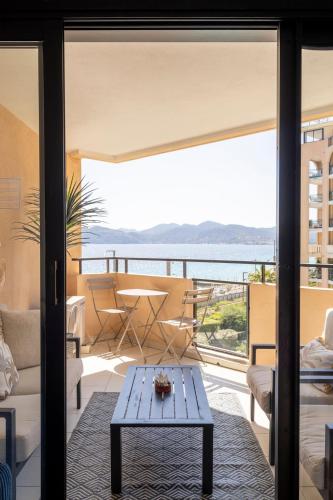 L'AZUR avec terrasse vue mer et Esterel, piscine près des plages