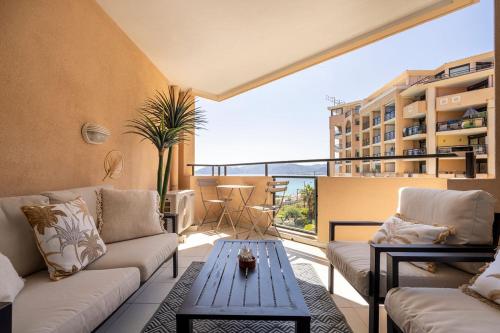 L'AZUR avec terrasse vue mer et Esterel, piscine près des plages