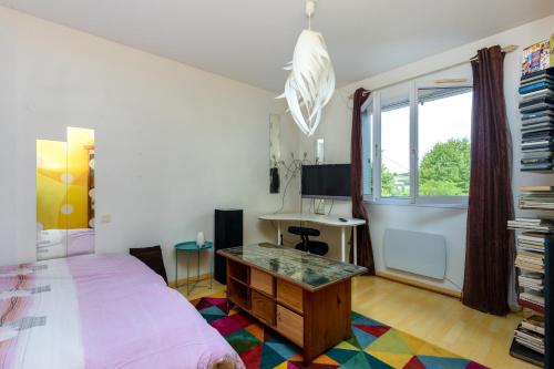 a bedroom with a bed and a desk and a window at Belle Maison Basque à Bardos Clim in Bardos