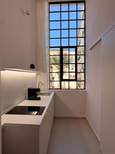 a kitchen with a sink and a window at Casa Blanca Rooms&Suites in Reggio di Calabria