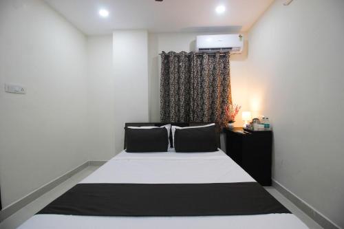 a bedroom with a bed and a window at Collection O Stayo in Hyderabad